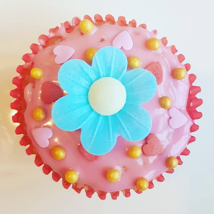 Bloemen knutselen en knutselen met bloemen - cupcakes met bloemen versieren