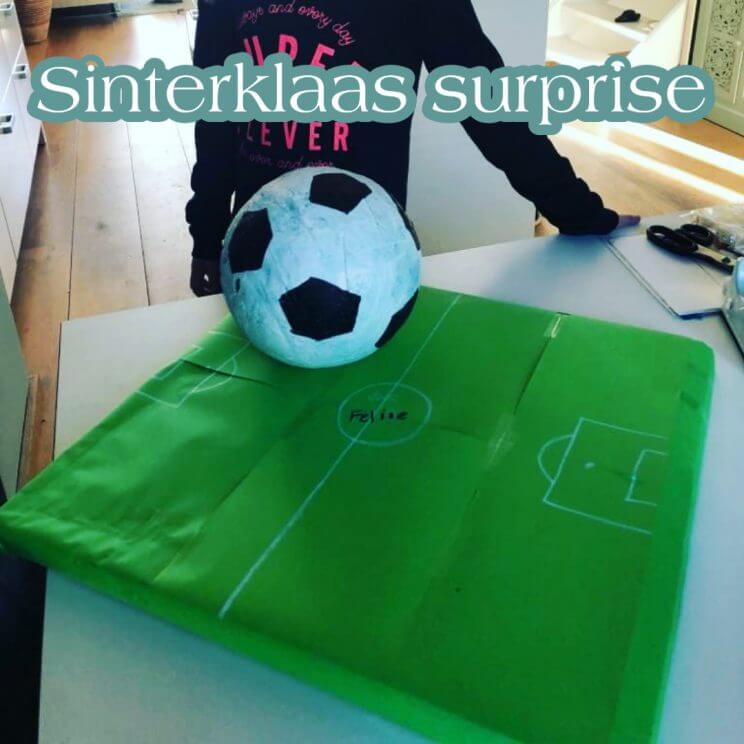 Sinterklaas surprise knutselen: heel veel leuke ideeën om te maken. Een van de leukste Sinterklaas surprises om knutselen: een voetbalveld. 