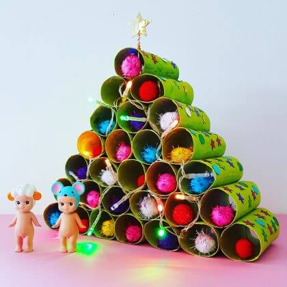 Kerstboom knutselen van wc rollen, compleet met kerstlichtjes en kerstballen