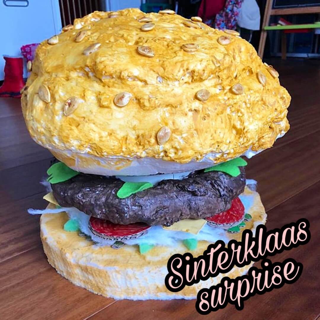 Sinterklaas surprise knutselen: heel veel leuke ideeën om te maken. Zoals een surprise in de vorm van een broodje hamburger. 