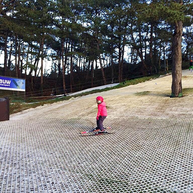 Herfst uitjes voor kinderen: tips om samen naar buiten te gaan. In de herfst kun je je alvast voorbereiden op de wintersport. Of uitproberen of de kinderen skiën leuk vinden. 