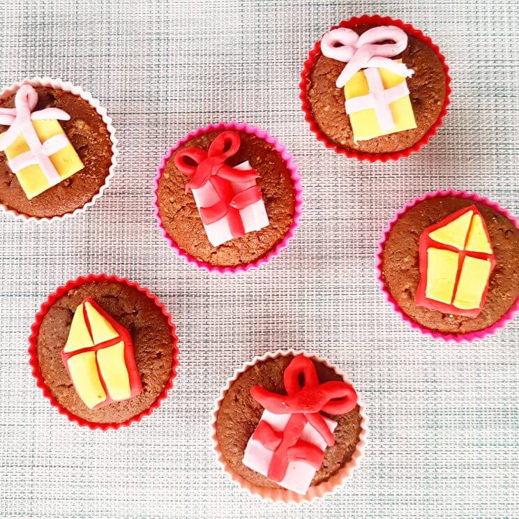 50 traktatie ideeën voor kinderen: verjaardag op crèche of school. Deze speculaas cupcakes zijn leuk om te trakteren met Sinterklaas. 