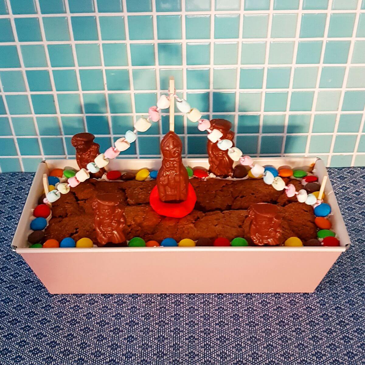 Sinterklaas recept: stoomboot speculaas-cake met noten en wortel