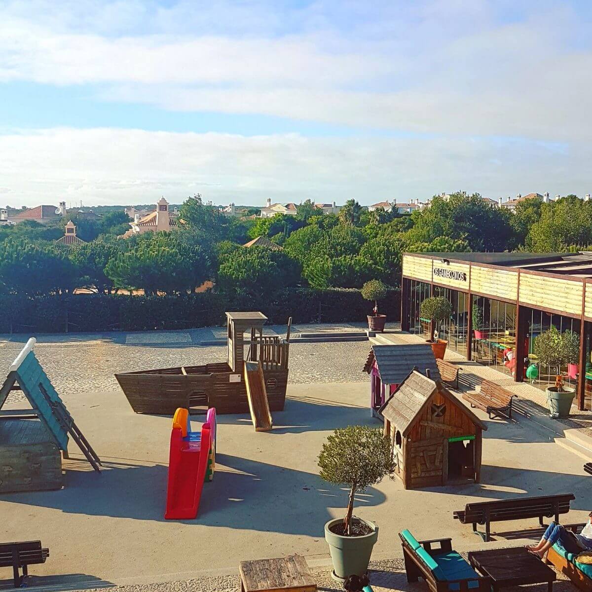 Algarve met kids idyllisch familieresort Martinhal en met kids naar Sagres - restaurant Village square speeltuin