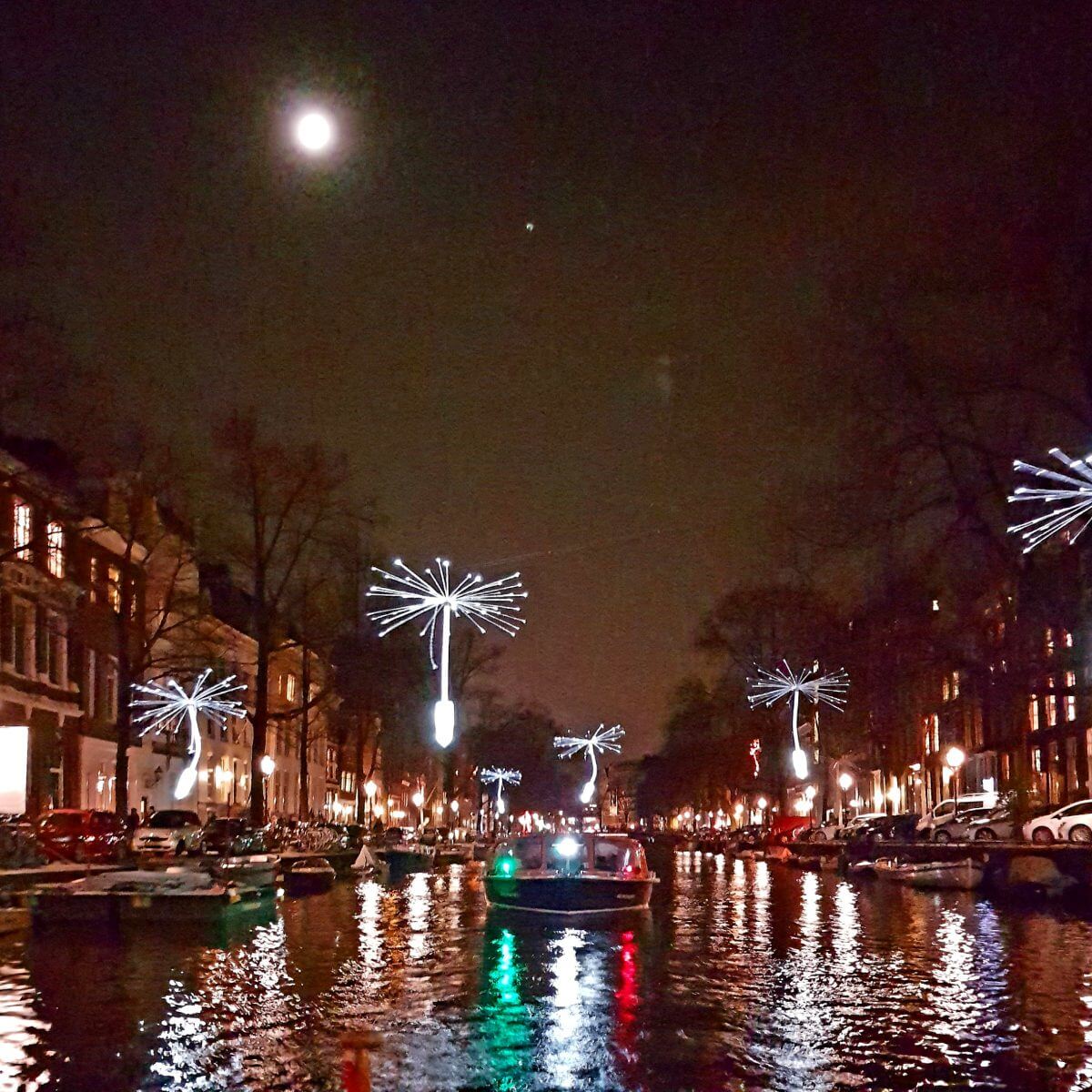 Amsterdam Light Festival: leuke en handige tips met kinderen en tieners. Ieder jaar gaan we naar het Amsterdam Light Festival met de kinderen. Het is inmiddels echt een jaarlijkse traditie. In dit artikel delen we handige en leuke tips voor dit familie uitje.