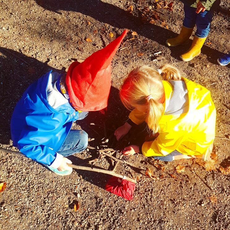 Uitje met kids: kabouterpad wandelen. Voor kleintjes is het vaak best lastig om een flink stuk te lopen, ze zijn snel moe. Een Kabouterpad wandelen in het bos is een mooie motivatie om kinderen te stimuleren om op ontdekking te gaan. 