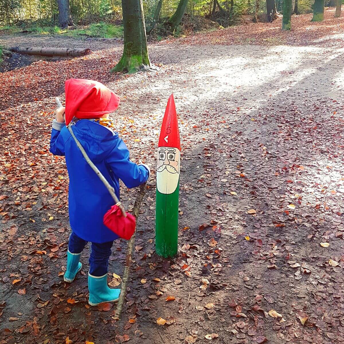 Uitje met kids: kabouterpad wandelen. Voor kleintjes is het vaak best lastig om een flink stuk te lopen, ze zijn snel moe. Een Kabouterpad wandelen in het bos is een mooie motivatie om kinderen te stimuleren om op ontdekking te gaan. 