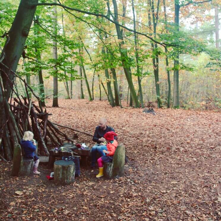 Uitje met kids: kabouterpad wandelen. Voor kleintjes is het vaak best lastig om een flink stuk te lopen, ze zijn snel moe. Een Kabouterpad wandelen in het bos is een mooie motivatie om kinderen te stimuleren om op ontdekking te gaan. 