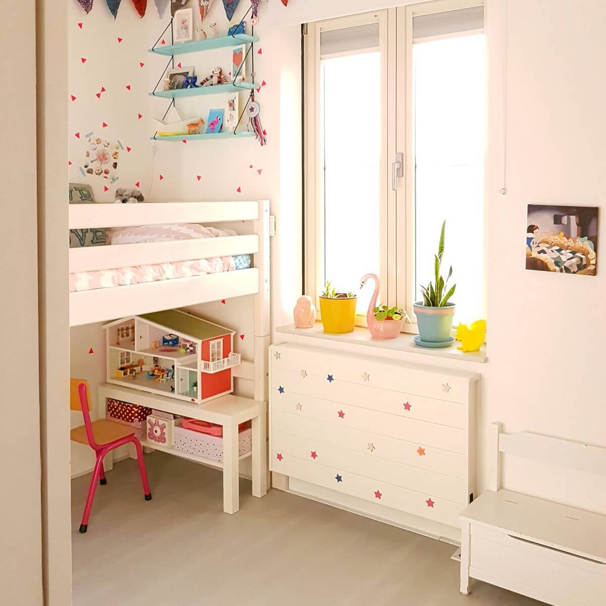 Binnenkijker: kleine witte kinderkamer met roze en geel, half hoogslaper Flexa classic