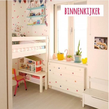 Binnenkijker: kleine witte kinderkamer met roze en geel