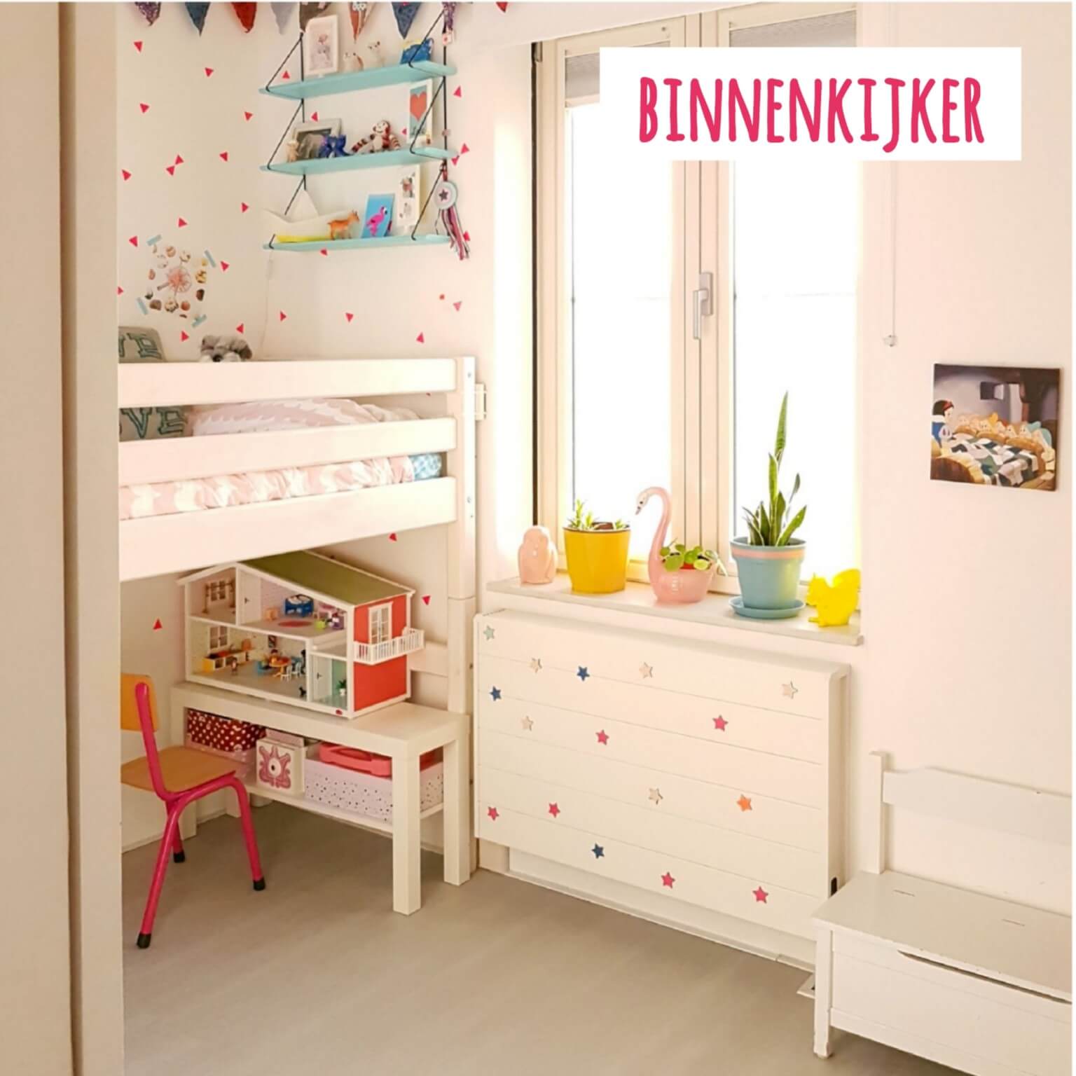 Kader vermomming Nadenkend Binnenkijker: kleine witte kinderkamer met roze en geel - Leuk met kids  Leuk met kids