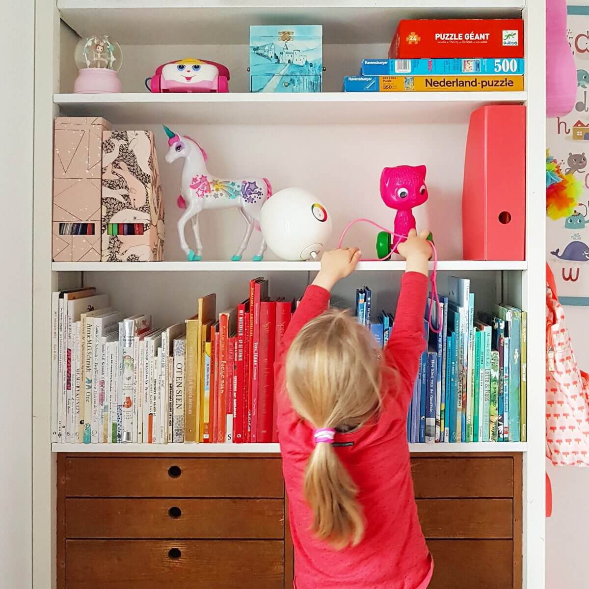 Binnenkijker: kleine witte kinderkamer met roze en geel kast van Lundia