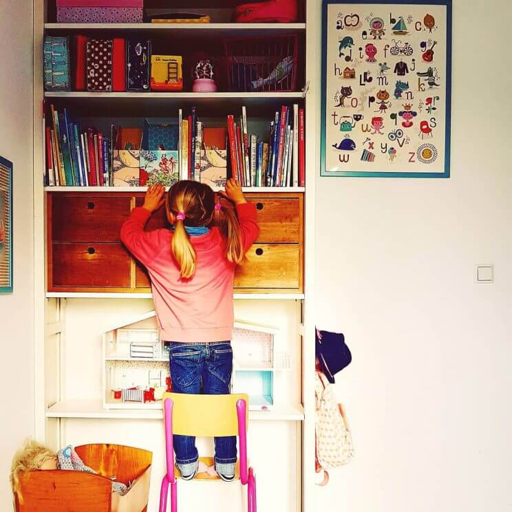 Binnenkijker: kleine witte kinderkamer met roze en geel kast van Lundia