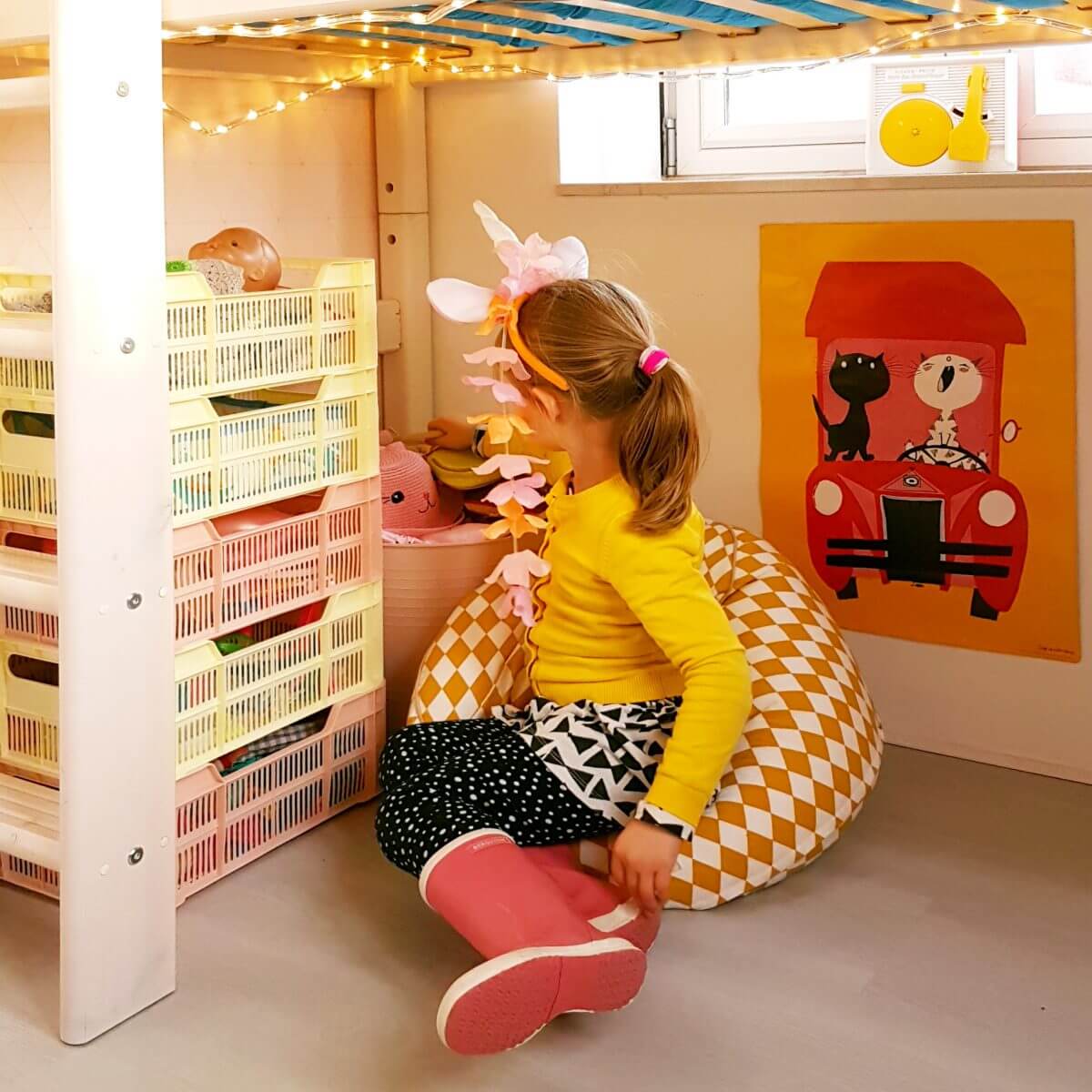 Binnenkijker: kleine witte kinderkamer met roze en geel, half hoogslaper Flexa classic, Hema kratjes