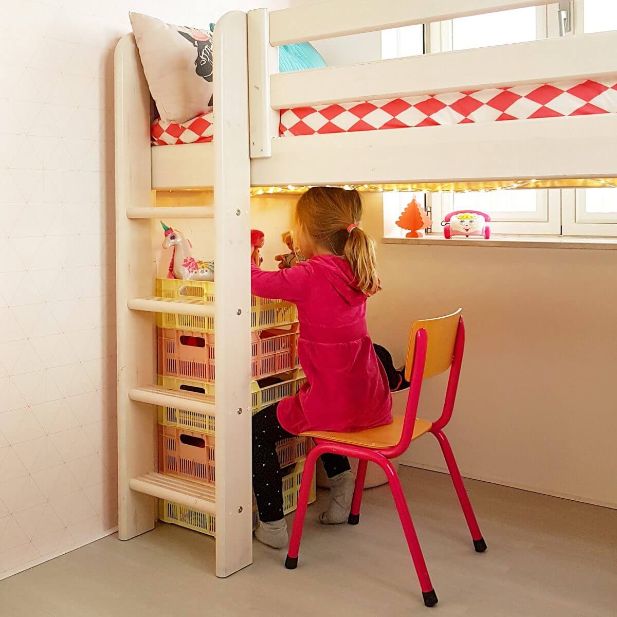 Binnenkijker: kleine witte kinderkamer met roze en geel, half hoogslaper Flexa classic, Hema kratjes