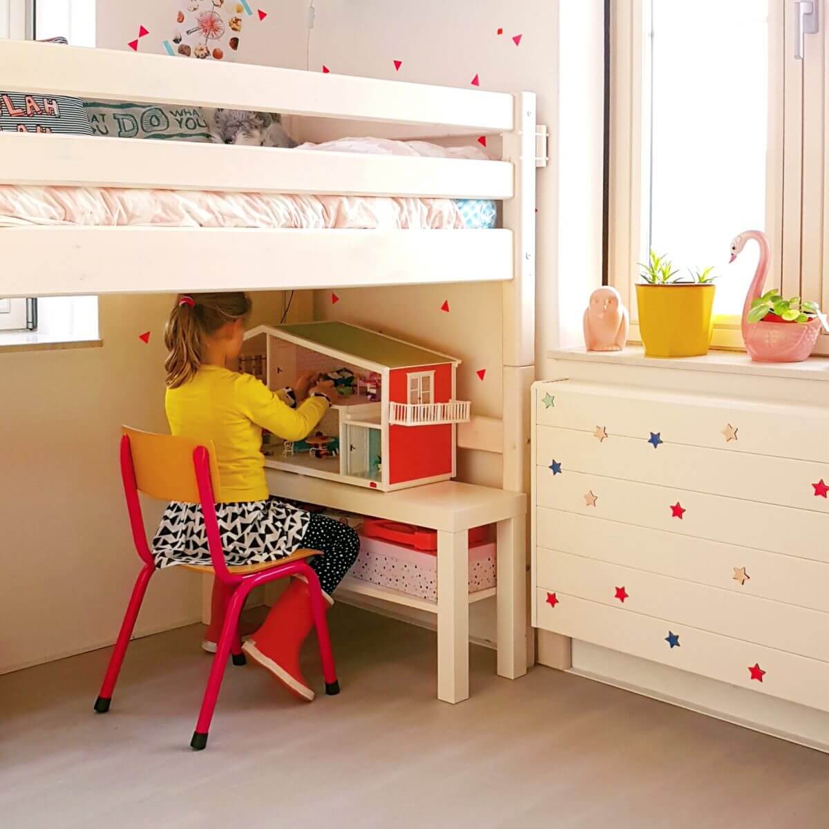 Binnenkijker: kleine witte kinderkamer met roze en geel, met Flexa classic hoogslaper en Lundby poppenhuis met Playmobil er in