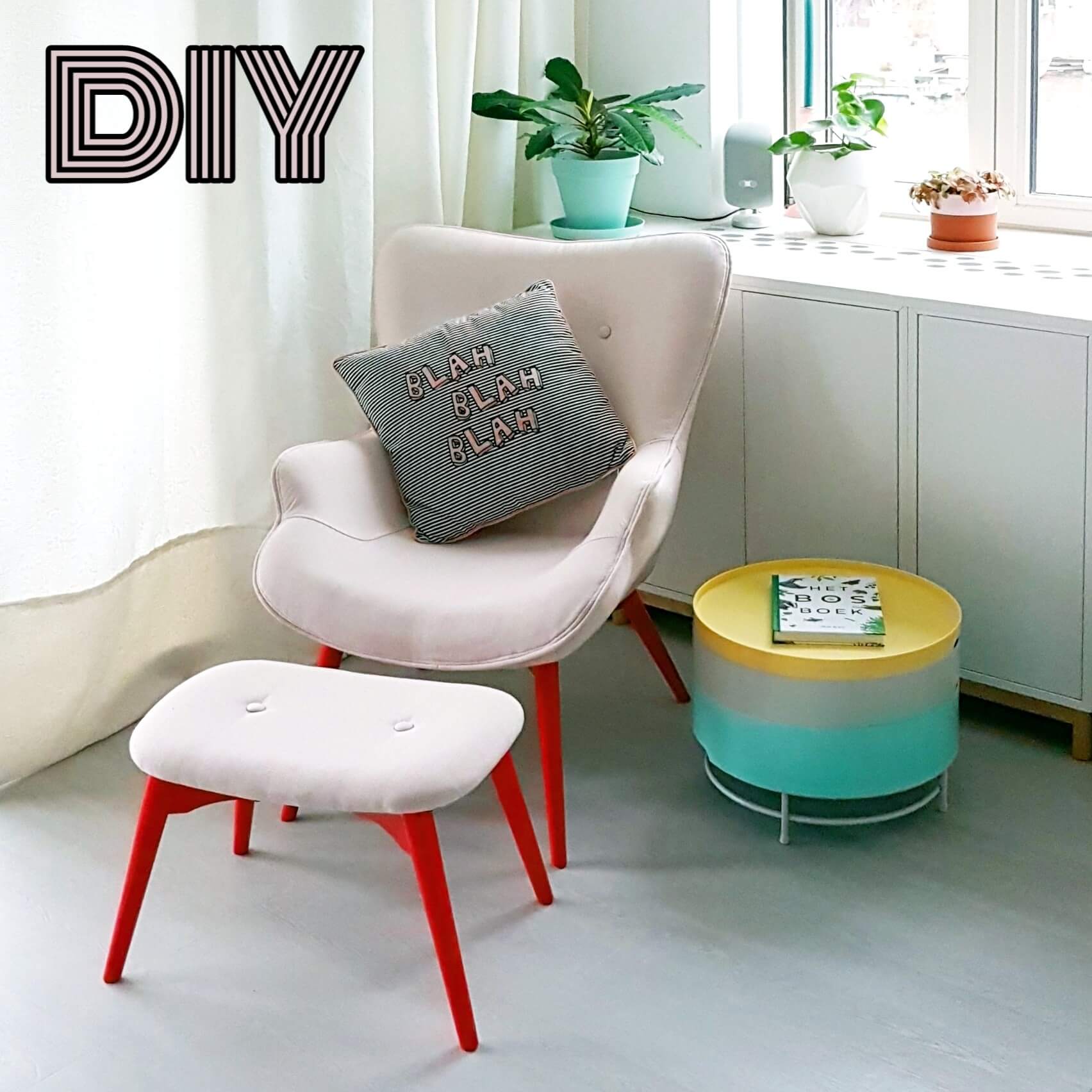 DIY: kleurrijke loungestoel met geverfde poten