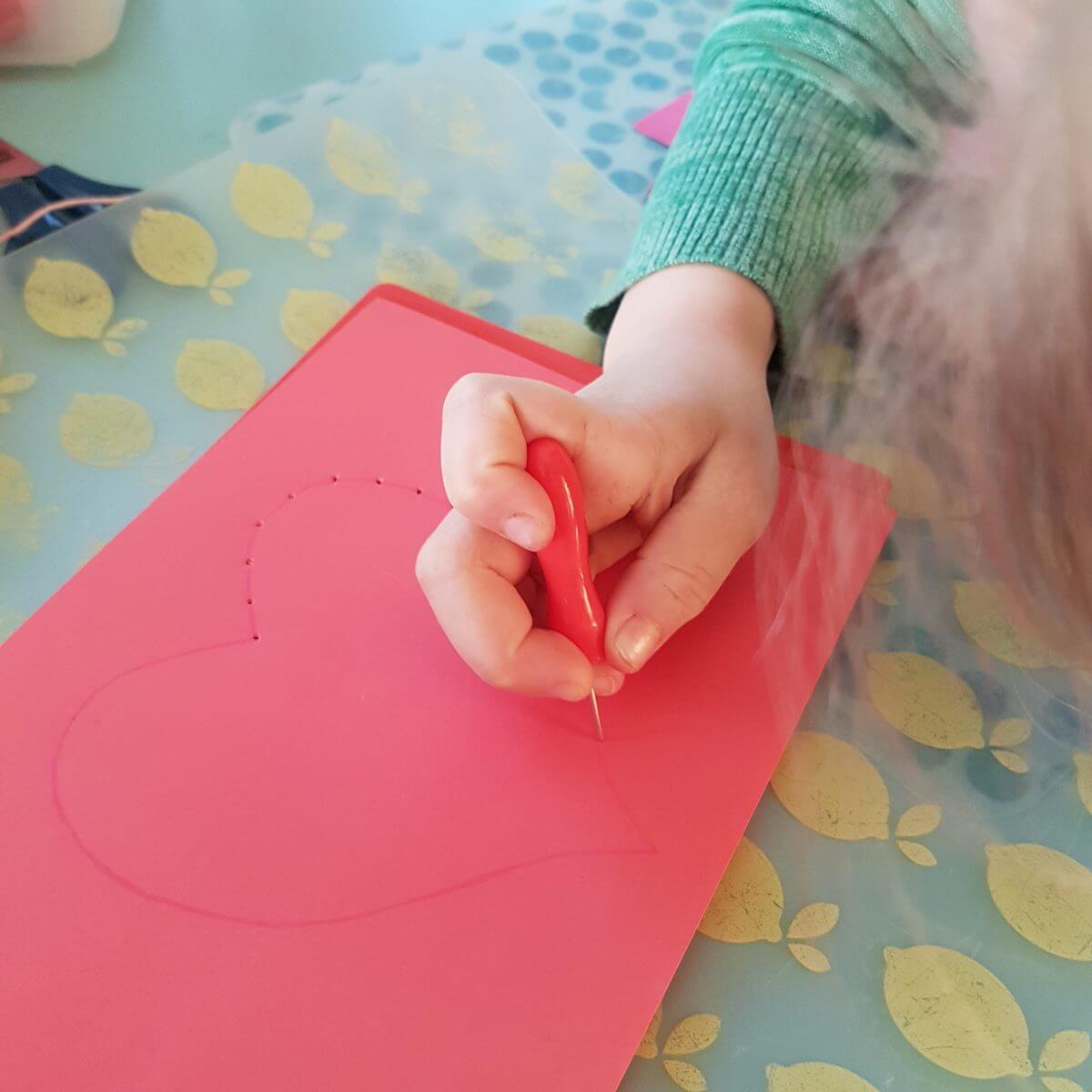 Knutselen voor Valentijnsdag: hartjes van wol borduren op papier