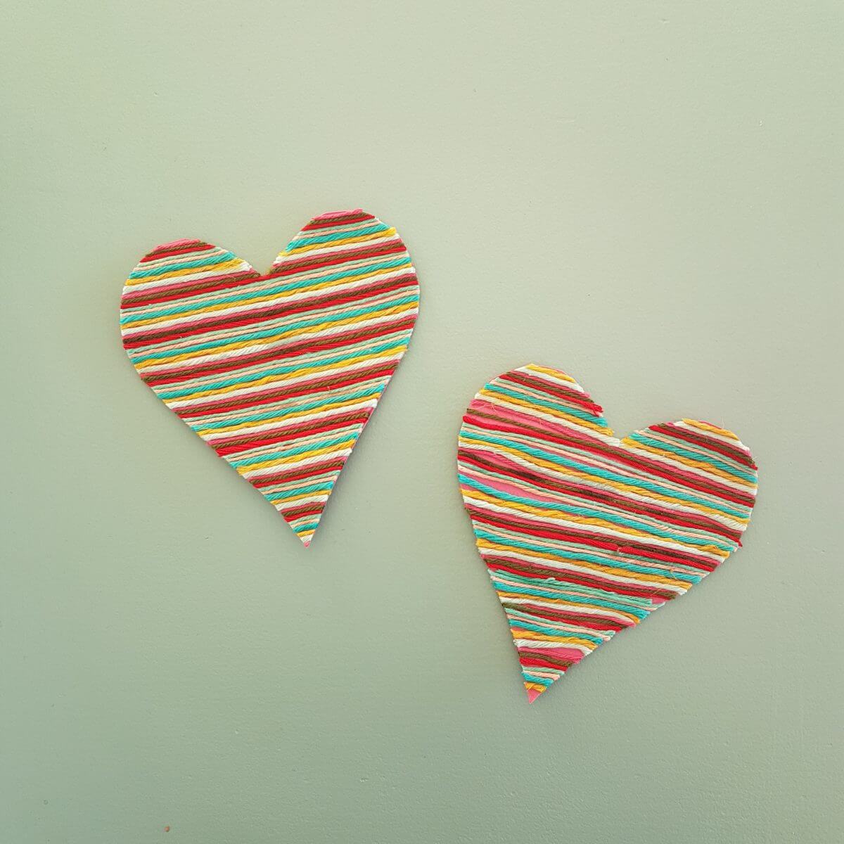 Knutselen voor Valentijnsdag: hartjes van wol plakken op papier
