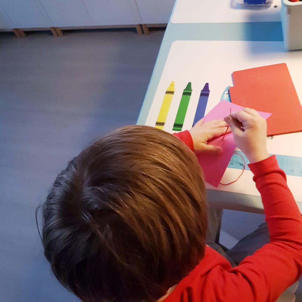 Knutselen voor Valentijnsdag: hartjes van wol borduren op papier 