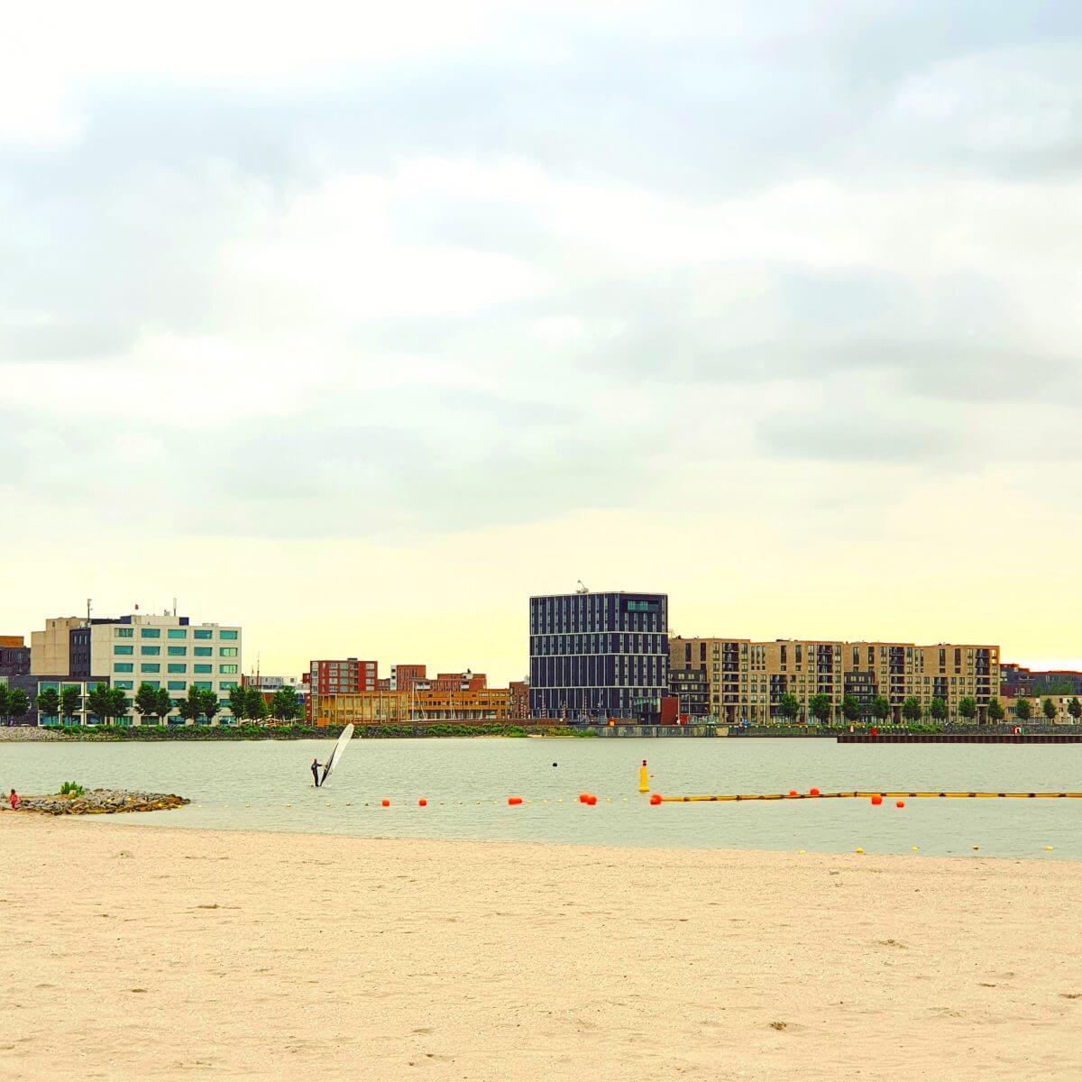 Het nieuwe strand van Amsterdam IJburg, op de rand van Centrumeiland en Strandeiland