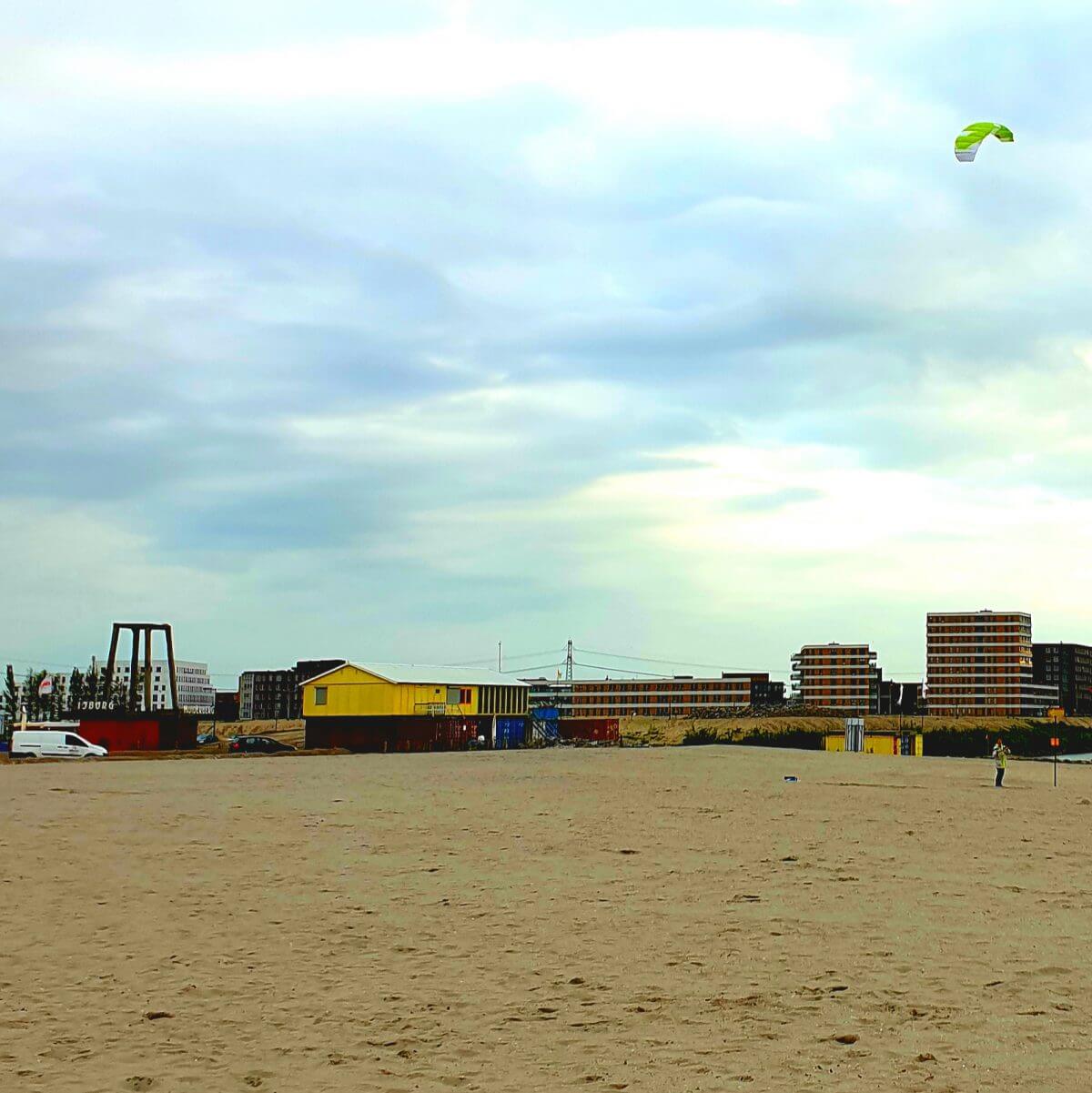 Het nieuwe strand van Amsterdam IJburg, op de rand van Centrumeiland en Strandeiland