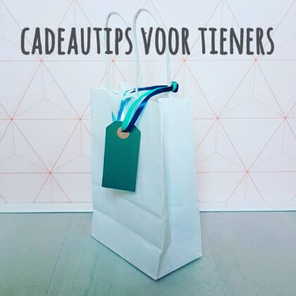 Cadeau ideeën voor tieners, leuk voor een 12-jarige, 13-jarige, 14-jarige, 15-jarige, 16-jarige, 17-jarige of 18-jarige. Wat koop je voor een tiener, of het nou de verjaardag van je eigen kind of ander kind is? Of voor Sinterklaas of kerst? Ik vroeg pubers en hun moeders om tips. In dit artikel laat ik je heel veel leuke cadeau ideeën voor tieners zien, voor zowel jongens als meiden. Leuk voor je zoon of dochter of je vriend of vriendin.