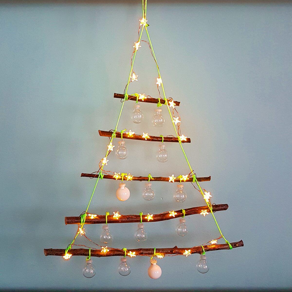 Kerst DIY: alternatieve kerstboom met lichtjes maken van takken