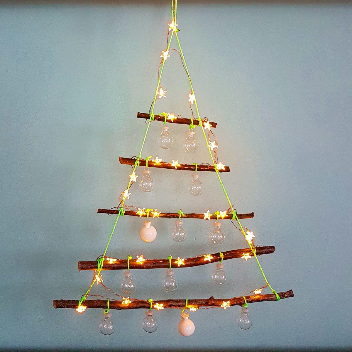 Kerst DIY: alternatieve kerstboom met lichtjes knutselen van takken