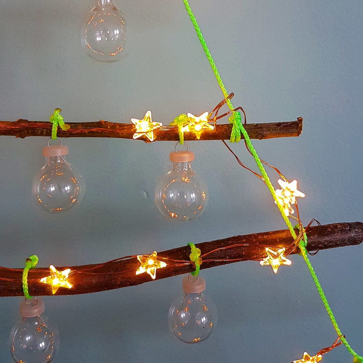 Kerst DIY: kerstboom met lichtjes knutselen van takken. Wat gaat het hard, het is al weer bijna tijd voor kerst. Tijd voor een leuk DIY project voor kerst dus. Deze kerstboom met lichtjes is heel makkelijk om zelf te knutselen.