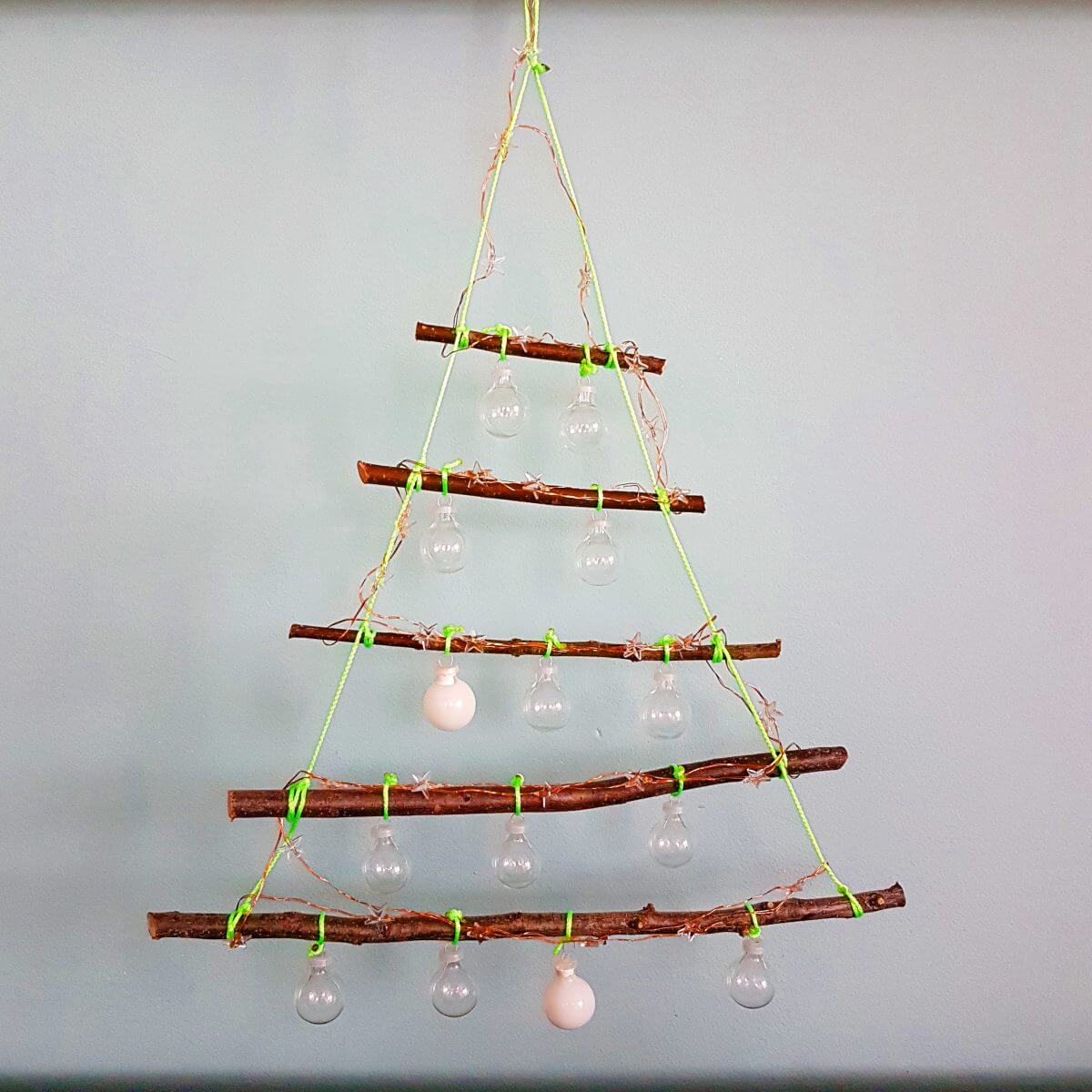 Kerst DIY: kerstboom met lichtjes knutselen van takken. Wat gaat het hard, het is al weer bijna tijd voor kerst. Tijd voor een leuk DIY project voor kerst dus. Deze kerstboom met lichtjes is heel makkelijk om zelf te knutselen.