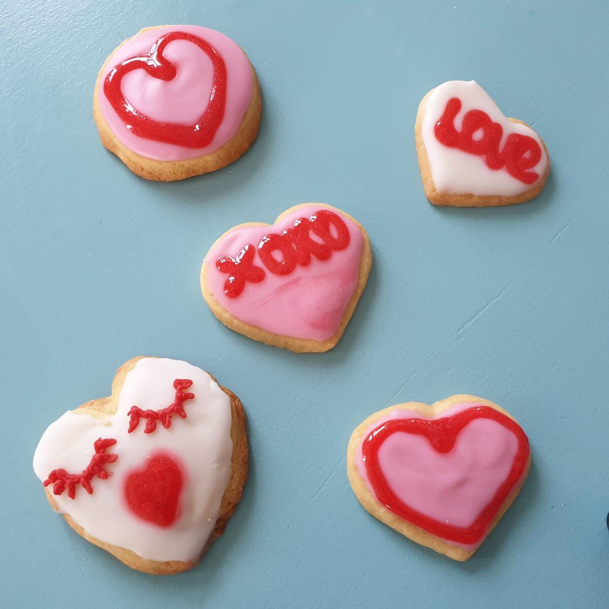 Koekjes bakken voor Valentijnsdag. De kinderen zijn altijd op zoek naar een smoes om koekjes te bakken en te versieren. Dit keer was de smoes Valentijnsdag, een perfecte reden voor het bakken van koekjes! Natuurlijk in de vorm van vrolijk versierde rode en roze koekjes. 