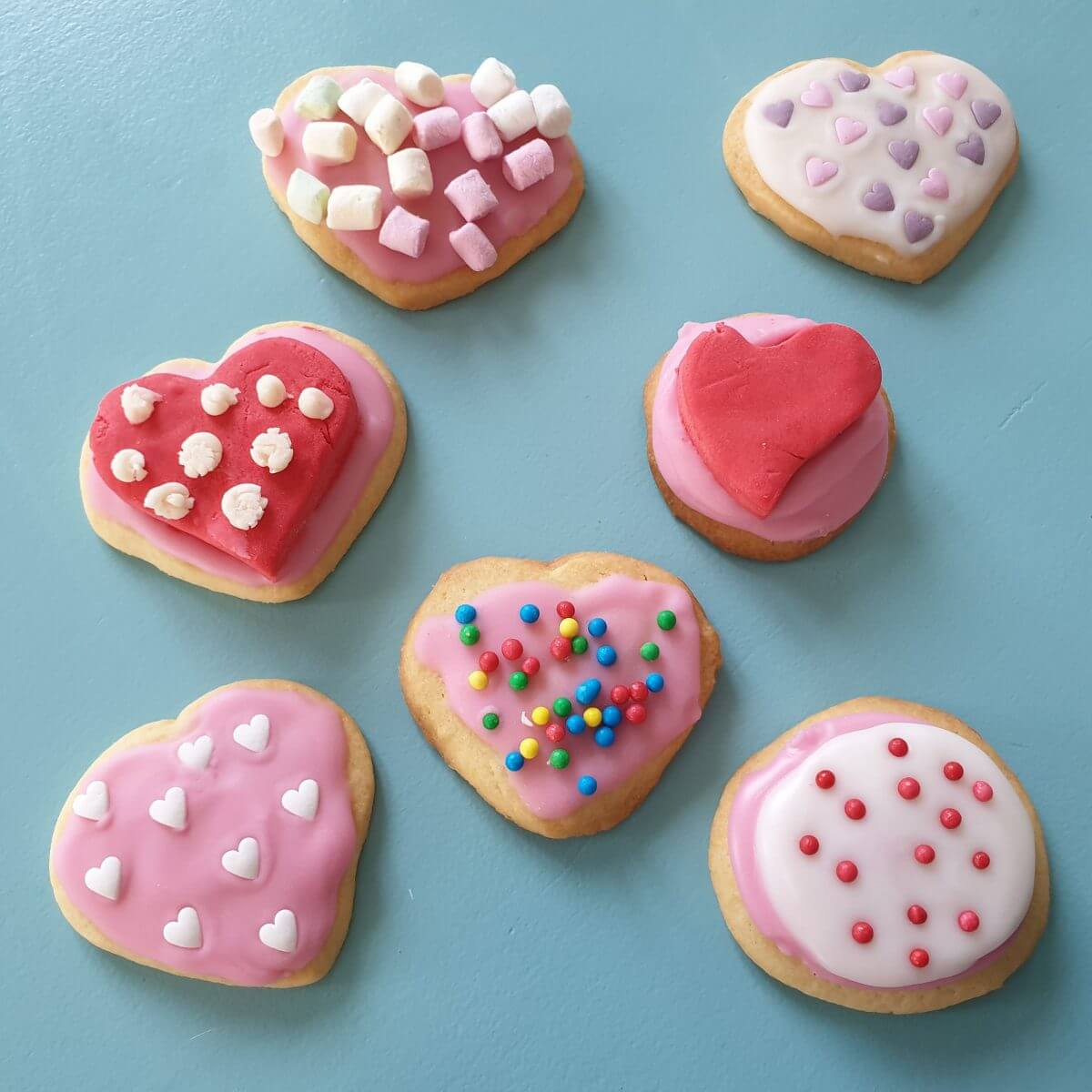 Koekjes bakken voor Valentijnsdag. De kinderen zijn altijd op zoek naar een smoes om koekjes te bakken en te versieren. Dit keer was de smoes Valentijnsdag, een perfecte reden voor het bakken van koekjes! Natuurlijk in de vorm van vrolijk versierde rode en roze koekjes. 