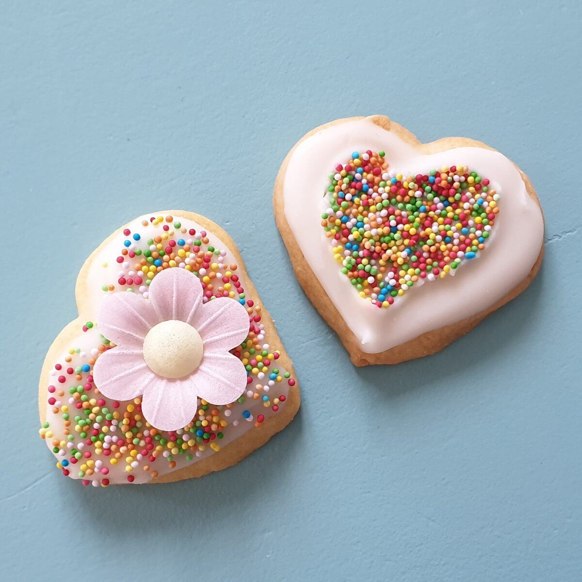 Koekjes bakken voor Valentijnsdag. De kinderen zijn altijd op zoek naar een smoes om koekjes te bakken en te versieren. Dit keer was de smoes Valentijnsdag, een perfecte reden voor het bakken van koekjes! Natuurlijk in de vorm van vrolijk versierde rode en roze koekjes. 