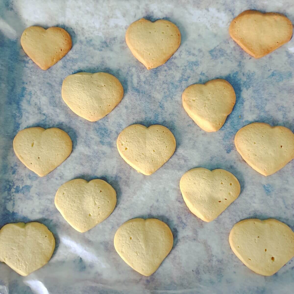 Koekjes bakken voor Valentijnsdag. De kinderen zijn altijd op zoek naar een smoes om koekjes te bakken en te versieren. Dit keer was de smoes Valentijnsdag, een perfecte reden voor het bakken van koekjes! Natuurlijk in de vorm van vrolijk versierde rode en roze koekjes. 