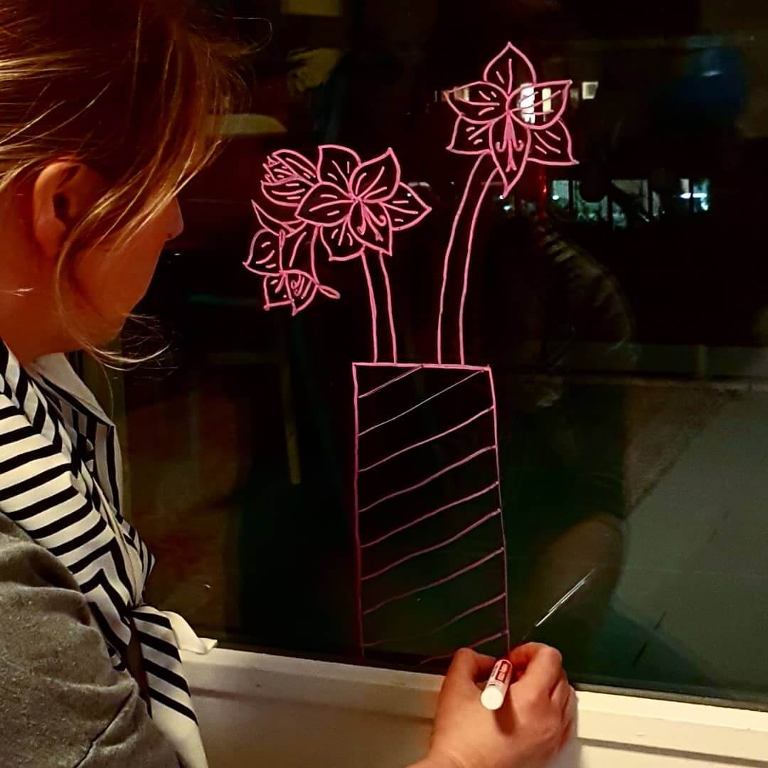 Kerstversiering maken: leuke kerst ideeën voor in huis en tuin. Het is heel decoratief om met krijtstift op raam een mooie tekening tekenen. 