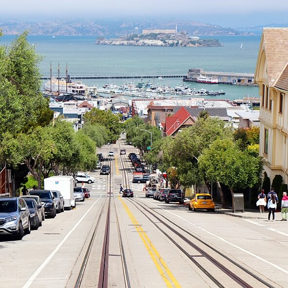 San Francisco met kids: kindvriendelijke tips van een local, vanaf heuvel naar Alcatraz kijkend en naar Telegraph Hill