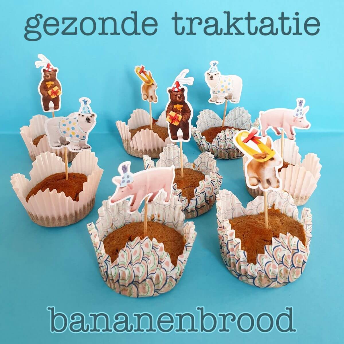 Gezonde traktatie: bananenbrood cupcakes. Wil je een lekkere en gezonde traktatie maken voor de crèche of op school? Dan is bananenbrood ideaal en in cupcake vormpjes ziet het er ook nog eens heel feestelijk uit. Dit is ons recept voor bananenbrood cupcakes of cake. 