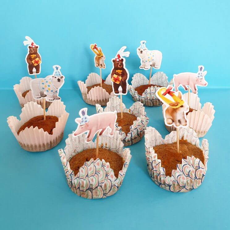 Traktatie ideeën voor kinderen: verjaardag vieren op crèche of school. Zoals deze gezonde traktatie: bananenbrood cupcakes.