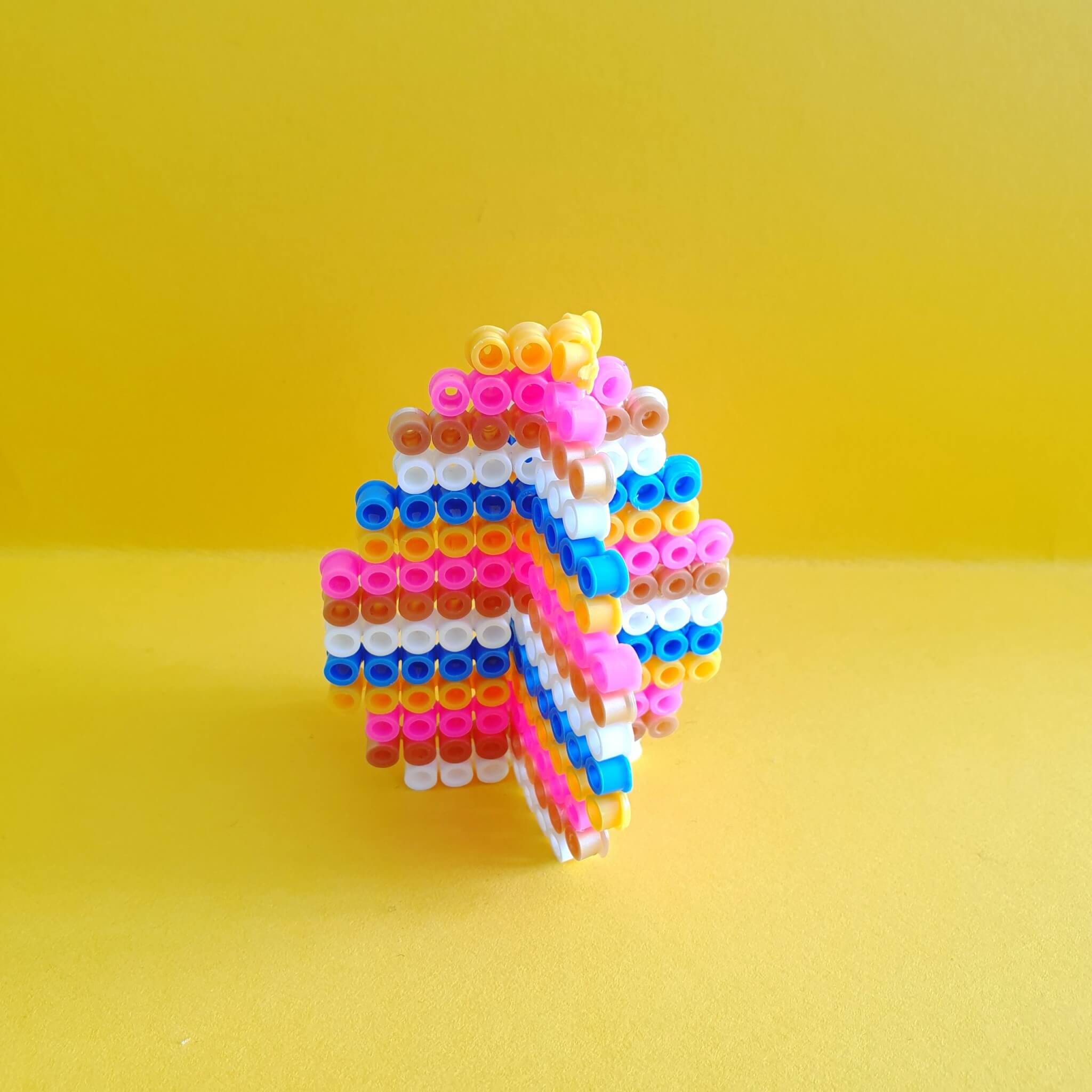 101 voorbeelden om te knutselen met strijkkralen. Voor Pasen kun je leuke kleurrijke knutselwerkjes maken. Hoe leuk is dit 3d paasei van strijkkralen?