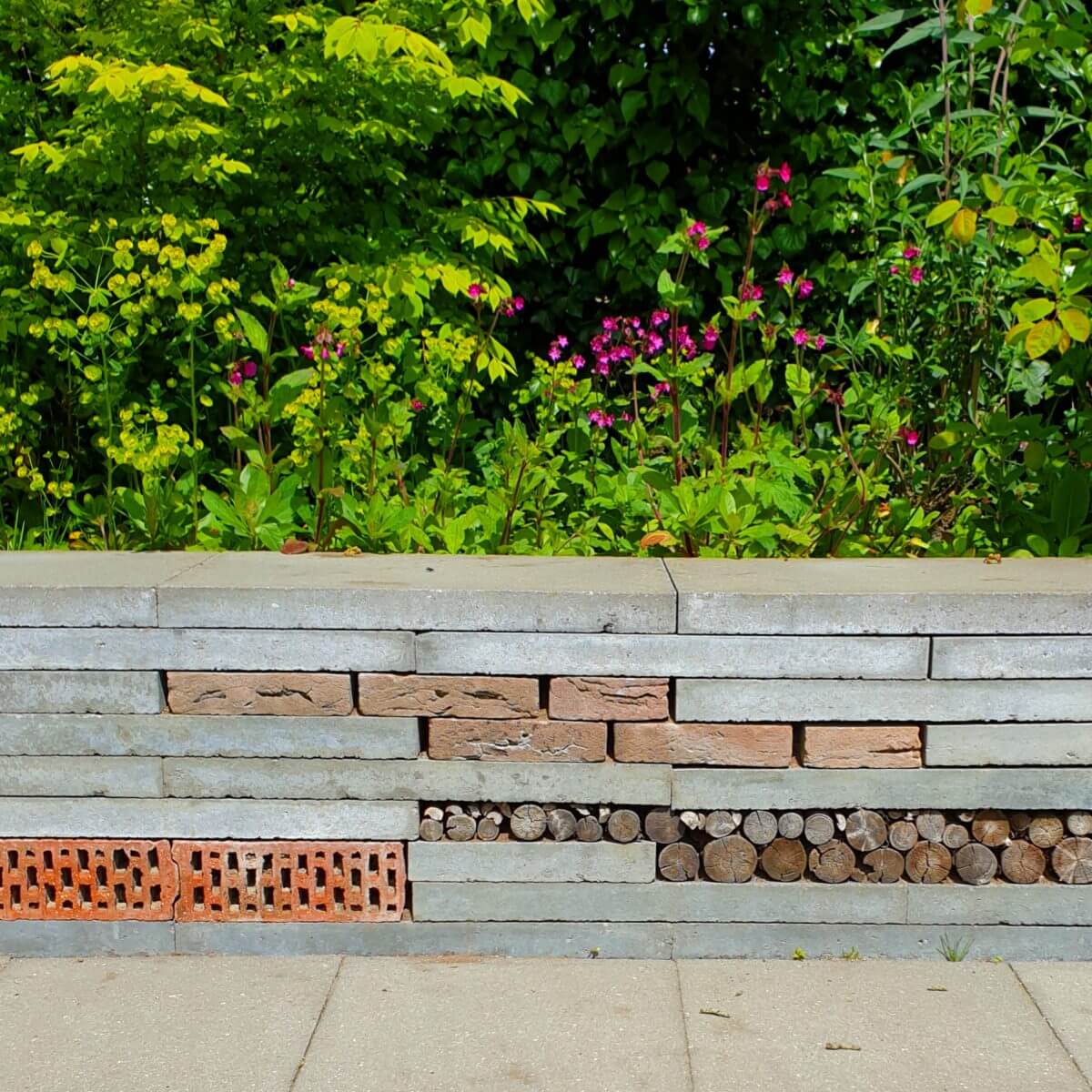 Zelf maken met kinderen: een insectenhotel voor bijen in de tuin