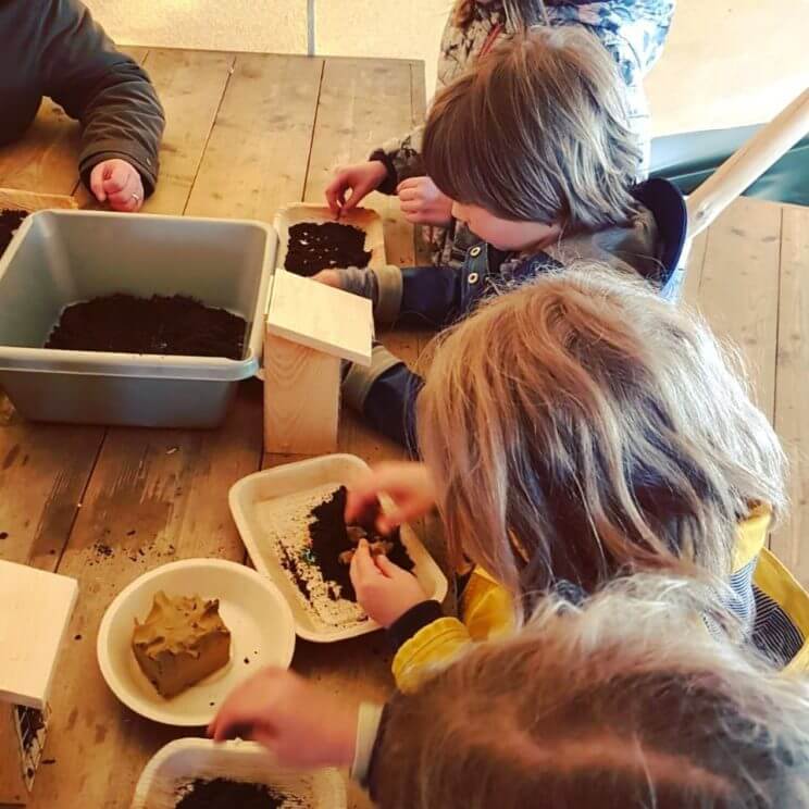 Knutselen met natuurlijke materialen op Landal Rabbit Hill onder leiding van Oerrr en Natuurmonumenten