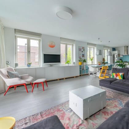 Ikea Hack: Eket verwarmingsombouw en dressoir in kleurrijke woonkamer. Eket heating conversion and sideboard dresser cupboard