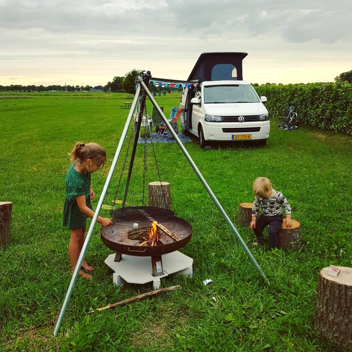 Kamperen in de achtertuin van Campspace boerderij De Lieve Wies met Volkswagenbusje