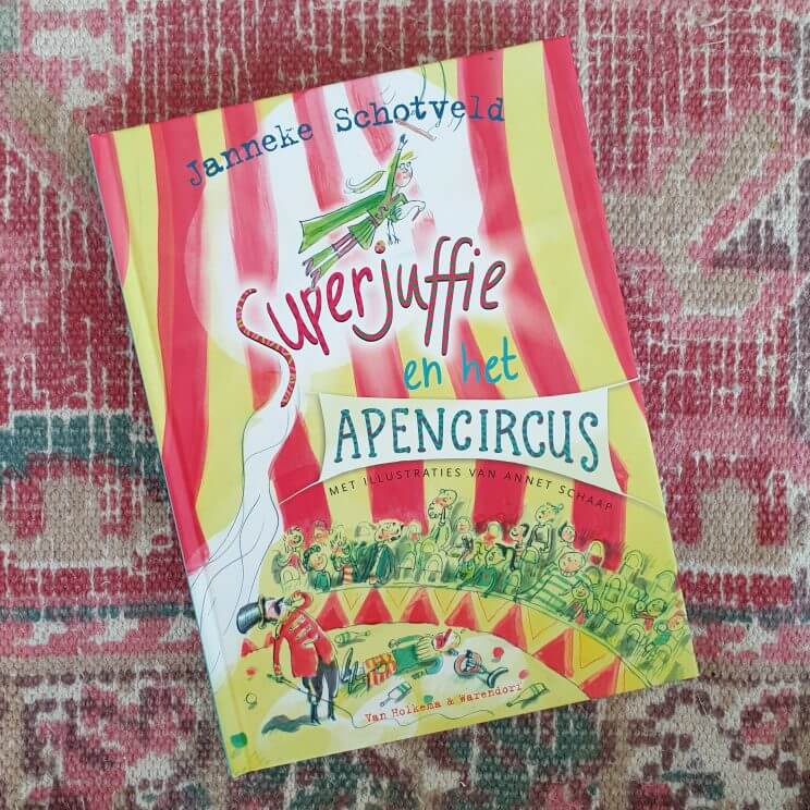 Boeken tips voor jonge kinderen van 6, 7 of 8 jaar. De boeken Superjuffie gaan altijd over dieren. Superjuffie is namelijk gek op dieren. In het dagelijks leven is ze juf Josje, maar als er een dier in nood is, verandert ze in Superjuffie. Natuurlijk helpt haar klas daarbij.