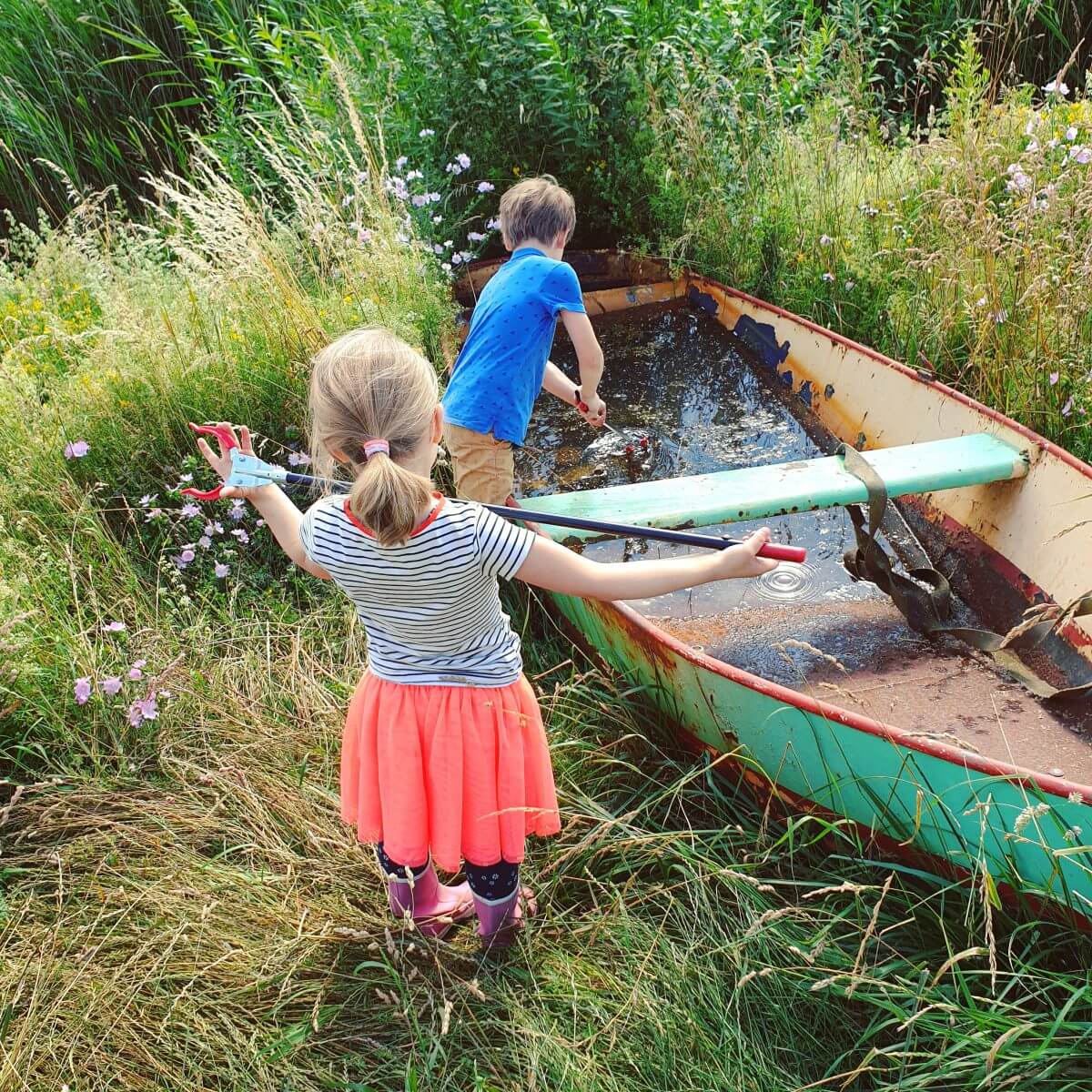 Met een afvalgrijper op pad om plastic te verzamelen