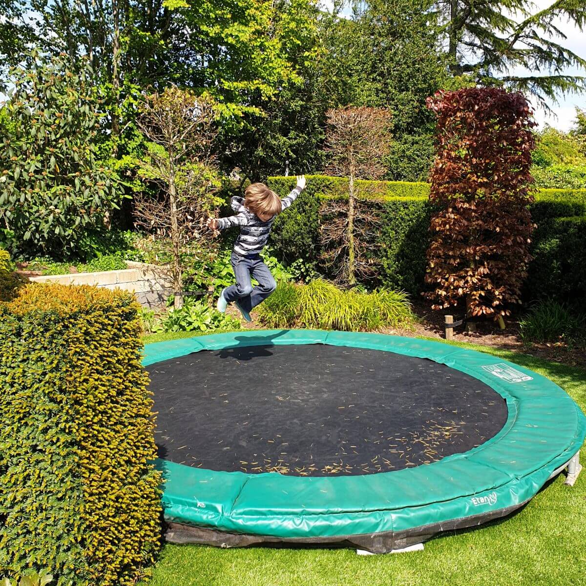 springen op de trampoline