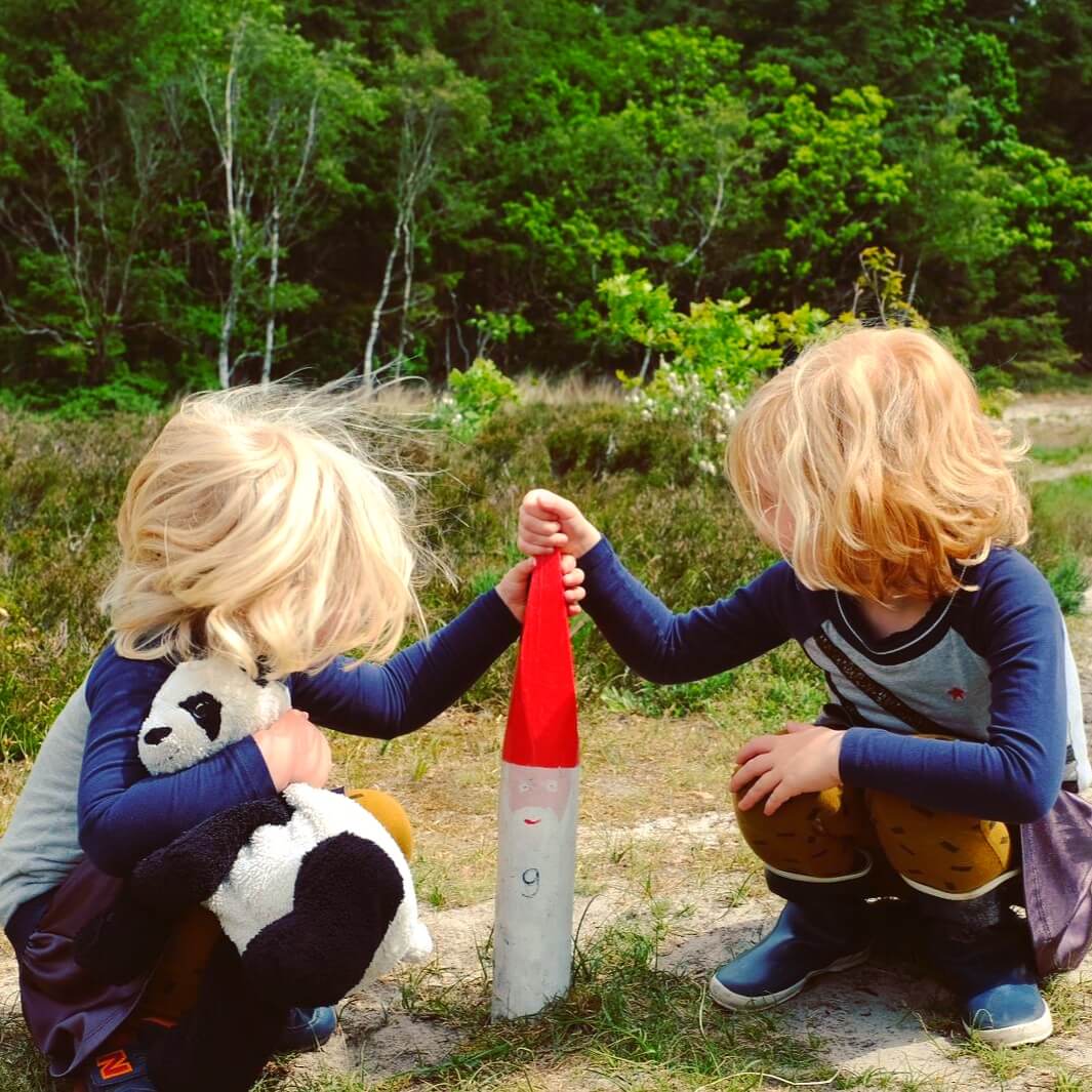 Uitje met kids: kabouterpad wandelen. Voor kleintjes is het vaak best lastig om een flink stuk te lopen, ze zijn snel moe. Een Kabouterpad wandelen in het bos is een mooie motivatie om kinderen te stimuleren om op ontdekking te gaan. 