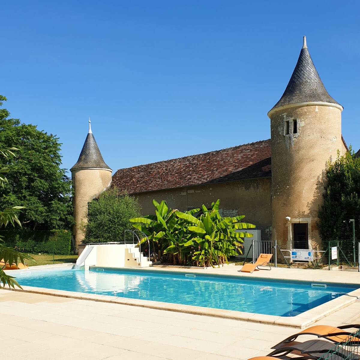 het zwembad van kasteelcamping Le Petit Trianon de Saint Ustre in de Vienne in Frankrijk