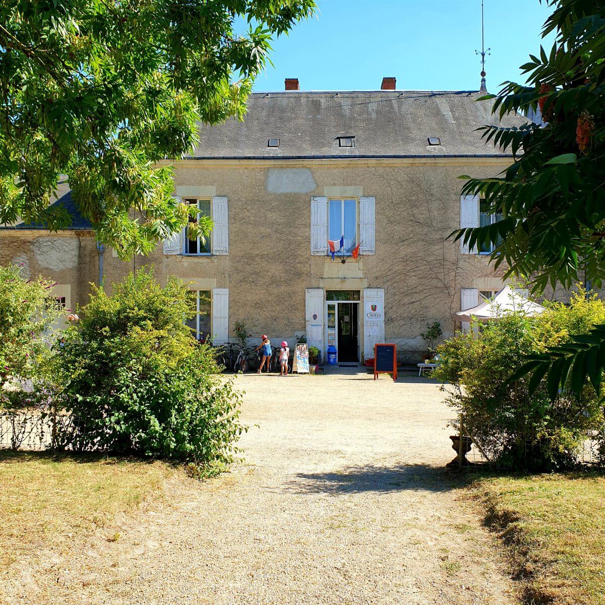 de receptie in het nieuwe kasteel van kasteelcamping e Petit Trianon de Saint Ustre in de Vienne in Frankrijk